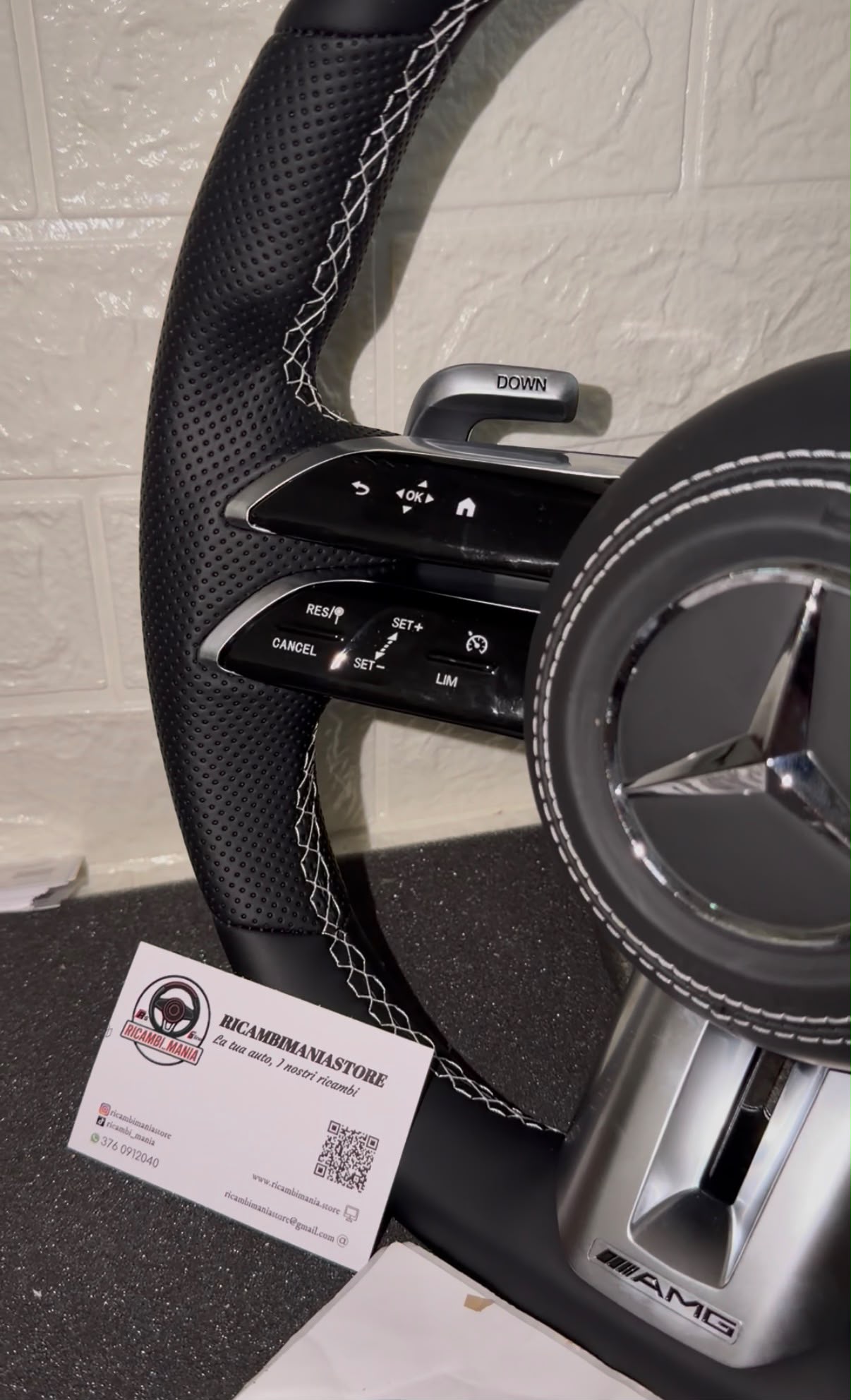 Volante Per Mercedes Con Cuciture Bianche & Mirino Bianco Racing, Con Paddle & Tasti Multifunzione