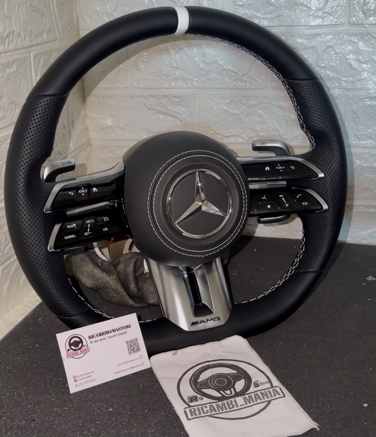 Volante Per Mercedes Con Cuciture Bianche & Mirino Bianco Racing, Con Paddle & Tasti Multifunzione