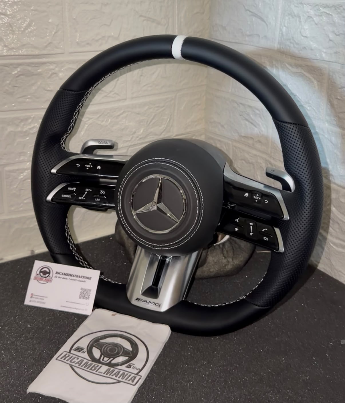 Volante Per Mercedes Con Cuciture Bianche & Mirino Bianco Racing, Con Paddle & Tasti Multifunzione