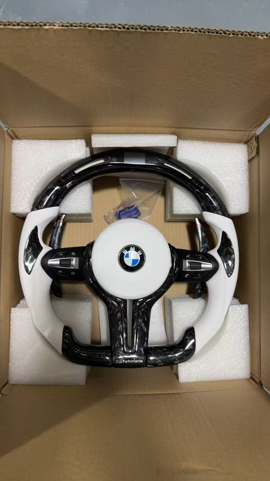 Volante Per Bmw Con Contagiri Led, Carbonio Forgiato & Pelle Bianca, Con Dettagli Bianchi & Finiture In Carbonio Forgiato