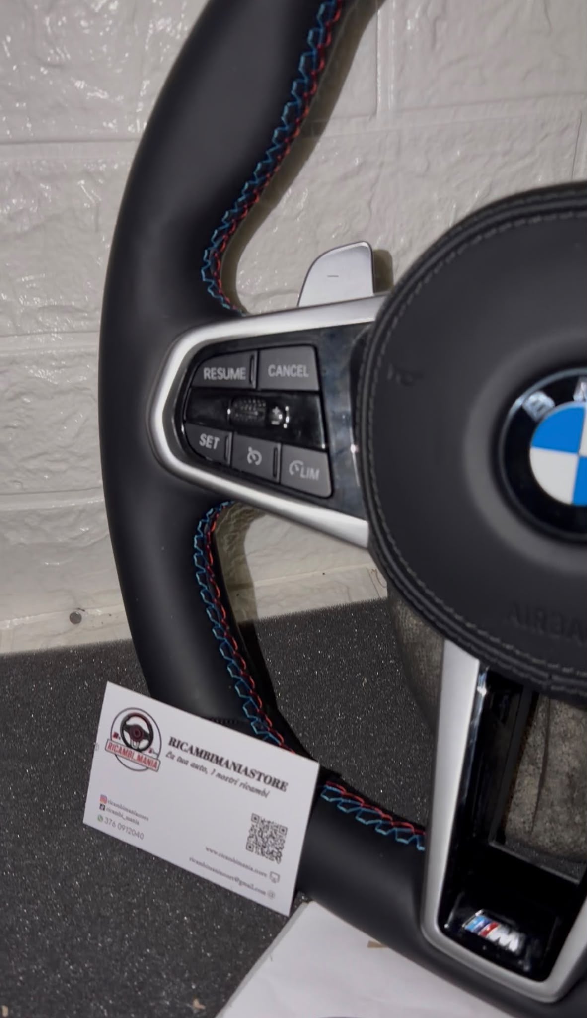 Volante Per Bmw Con Pelle Liscia, Mirino Nero Racing, Finiture Chiare, Paddle e Tasti Multifunzione