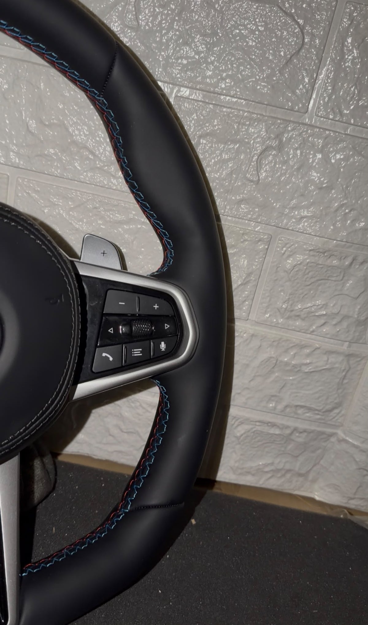 Volante Per Bmw Con Pelle Liscia, Mirino Nero Racing, Finiture Chiare, Paddle e Tasti Multifunzione