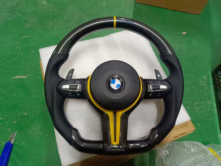 Volante BMW Carbonio Racing – Dettagli Gialli e Paddle Multifunzionali