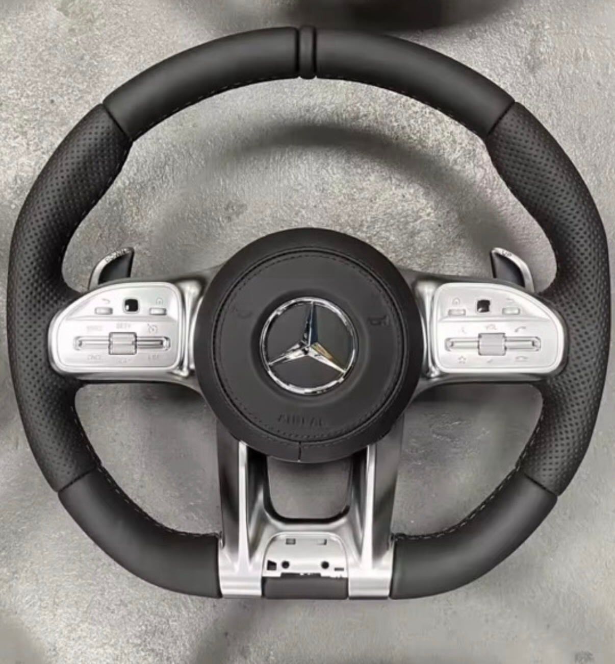 Volante Sportivo Mercedes-Benz AMG Style in Pelle Traforata – Design Premium & Grip Racing