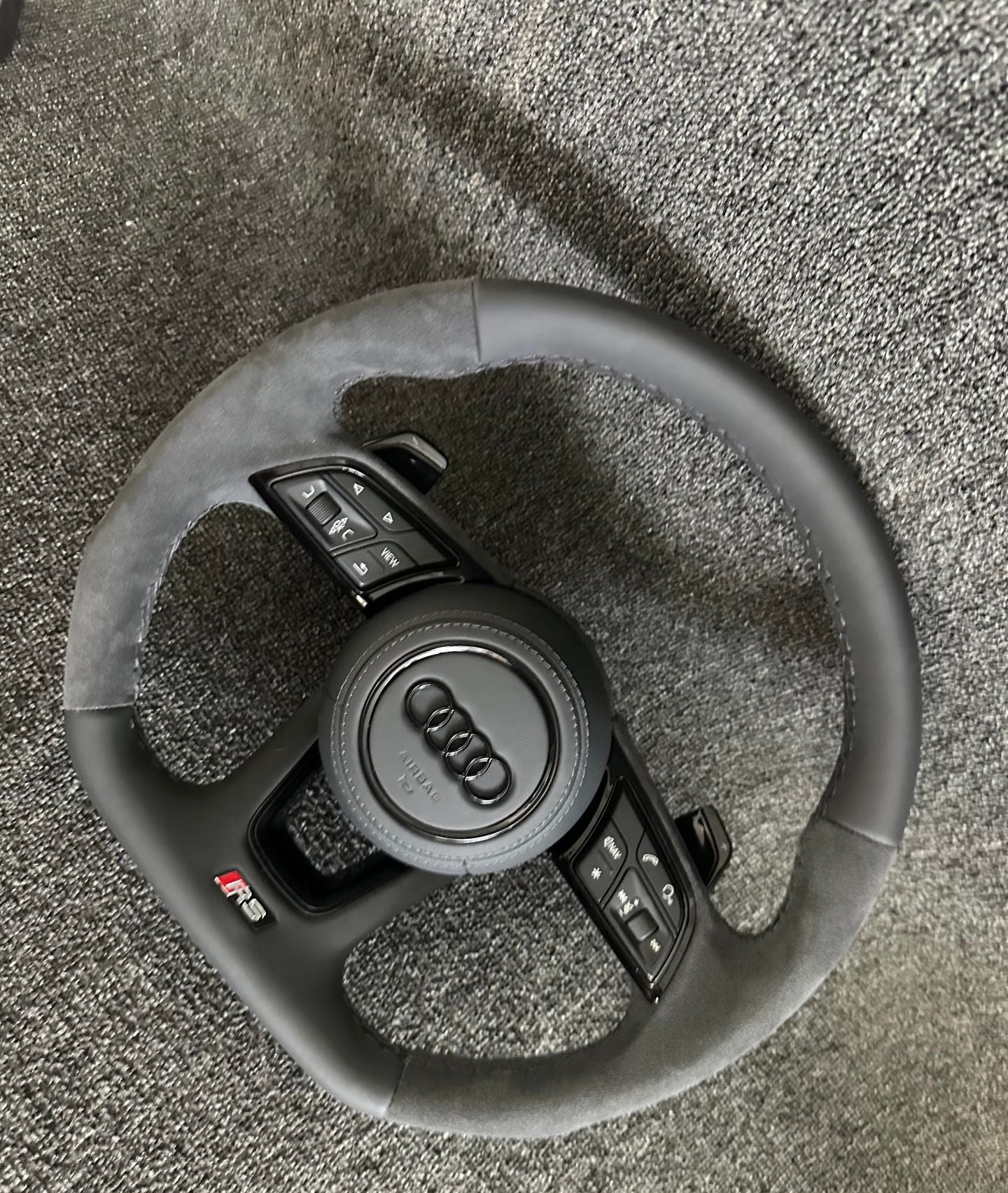 Volante Audi in Pelle Liscia e Alcantara - Eleganza e Performance - Con Paddle Neri