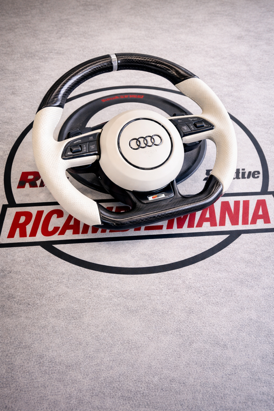 Volante Audi S-Line in Pelle Bianca Traforata e Carbonio – Design Sportivo Premium